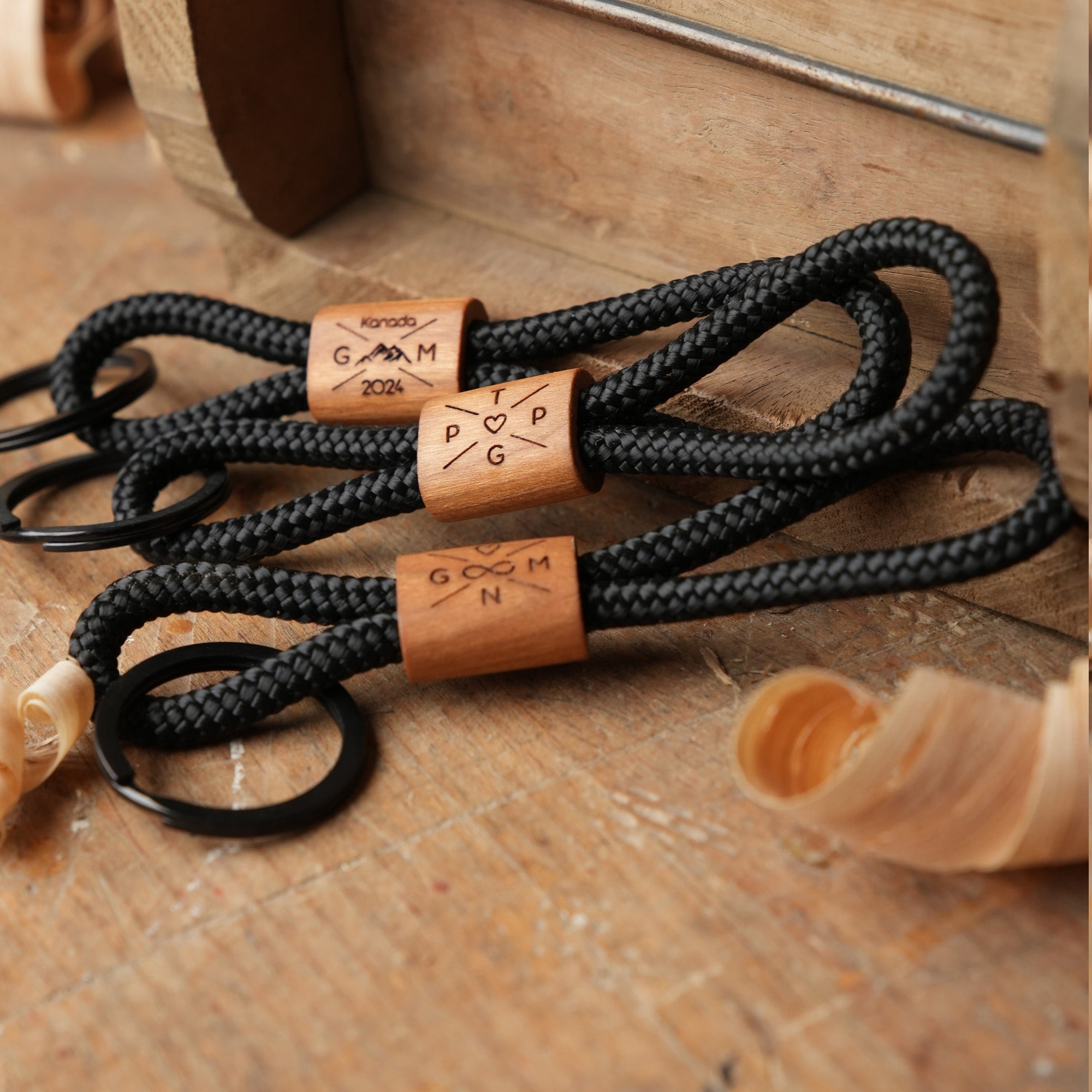 myjori Holz Schlüsselanhänger mit Initialien personalisierbar