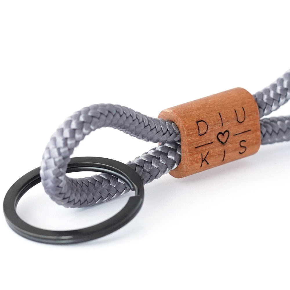 myjori Holz Schlüsselanhänger mit Familieninitialien